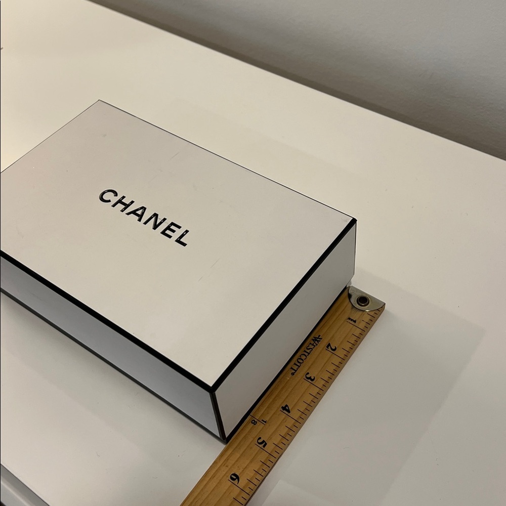 CHANEL Classic White and Black Box - Picture 5 of 5